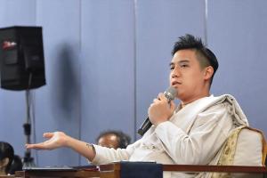 网红夫妻非洲吃长颈鹿“吞下子弹碎片” 险铅中毒致命